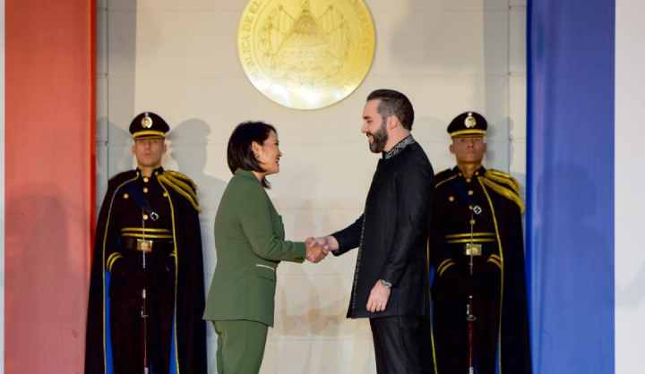 Nayib Bukele recibe a Keiko Fujimori en Casa Presidencial durante su visita a El Salvador para abordar seguridad, salud y educación. Casa Presidencial