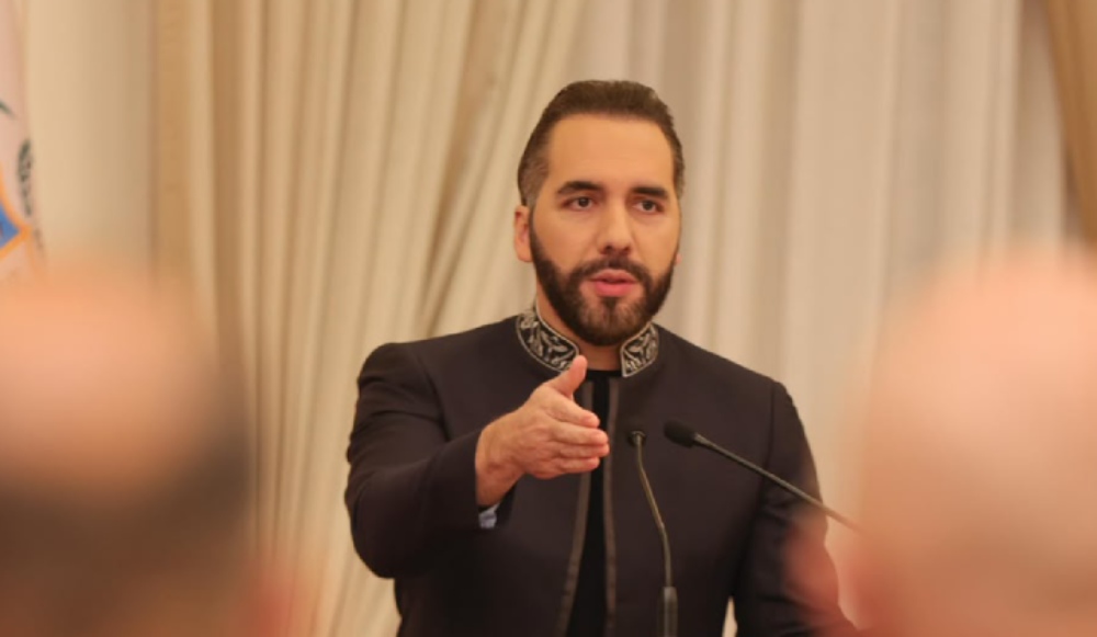 Nayib Bukele reiteró su advertencia a las pandillas de Haití durante una comparecencia en Casa Presidencial, mientras continúa la misión para rescatar a cuatro salvadoreños.