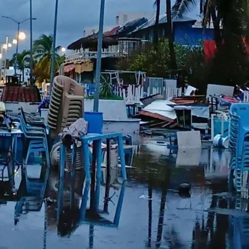 Las lluvias asociadas al huracán Simón han provocado inundaciones en localidades del Pacífico mexicano, mientras persisten las alertas por vientos y oleaje peligroso. Foto: Monica Reinaga Franco / Cuyutlán