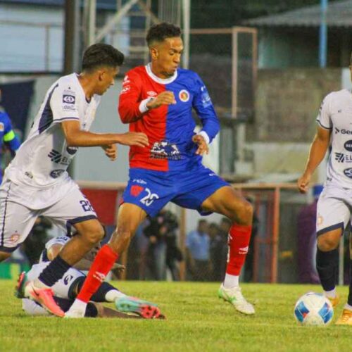 Isidro Metapán terminó la jornada 14 como líder del Apertura 2026 después de derrotar 3-2 al Atlético Balboa. Foto: @primerafutboles.