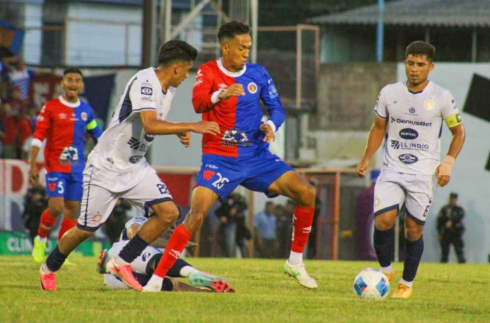 Isidro Metapán terminó la jornada 14 como líder del Apertura 2026 después de derrotar 3-2 al Atlético Balboa. Foto: @primerafutboles.