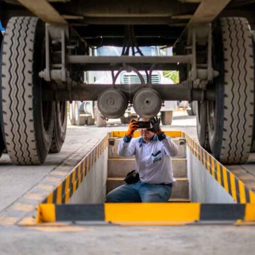 Vehículos de transporte de carga son sometidos a inspecciones técnicas y controles en carretera para verificar sus condiciones mecánicas y el cumplimiento de la normativa vigente. Foto: MOPT.