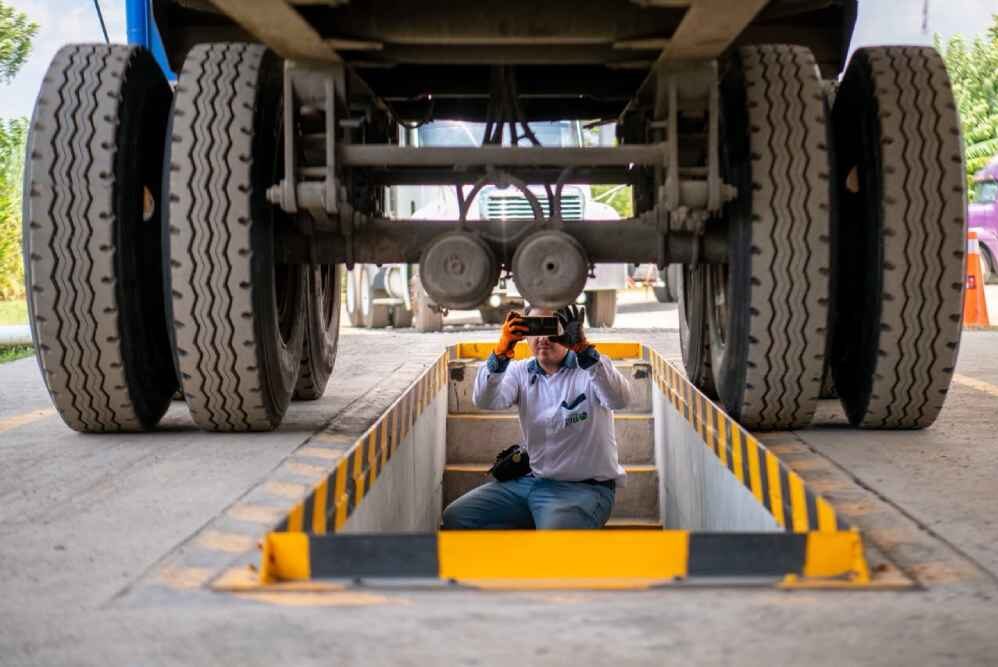 Vehículos de transporte de carga son sometidos a inspecciones técnicas y controles en carretera para verificar sus condiciones mecánicas y el cumplimiento de la normativa vigente. Foto: MOPT.