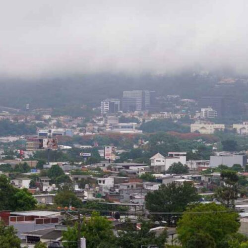 El clima en El Salvador estará marcado por lluvias intermitentes durante la mañana de este viernes, según el pronóstico del MARN. Foto: @MedioAmbienteSV.