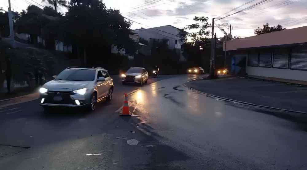 El tráfico en El Salvador es regulado mediante carriles reversibles y dispositivos de gestores del VMT durante la hora pico de este lunes 12 de octubre. Foto: VMT.