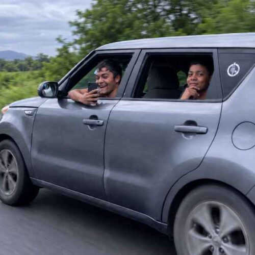 Conductor de un Kia Soul aparece con un celular en la mano durante una grabación difundida en redes sociales. Captura: Ilustración.