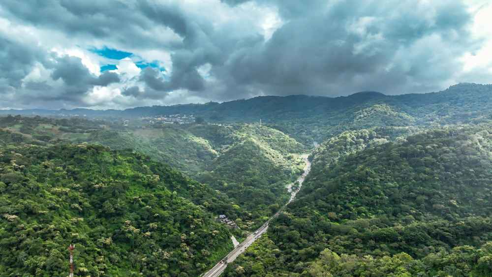 El clima en El Salvador estará marcado por temperaturas de hasta 35 °C y lluvias previstas para la tarde y noche de este jueves. Foto: @MediAmbienteSV.