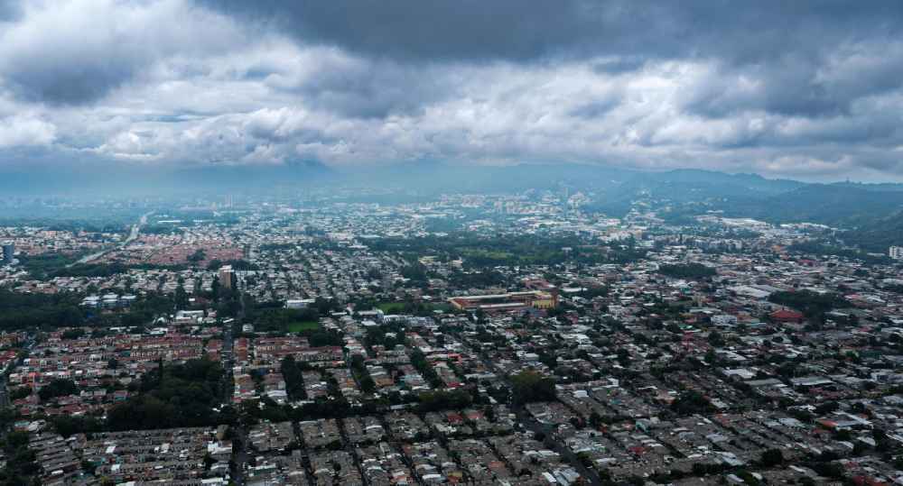 El clima en El Salvador tendrá un aumento de lluvias y tormentas durante la tarde y noche de este viernes, según el SNET. Foto: @MedioAmbienteSV.