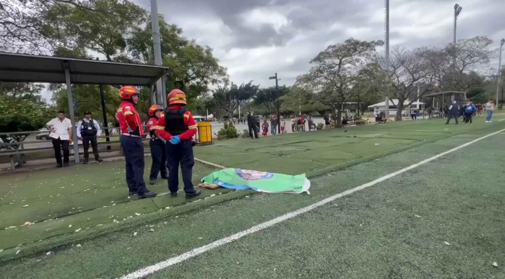 Autoridades de Guatemala investigan el asesinato de Juan Francisco Solórzano Foppa y Gustavo Aguilar, ocurrido este sábado en Campo Marte. Dos hermanos fueron capturados tras el ataque. Foto: Cortesía.