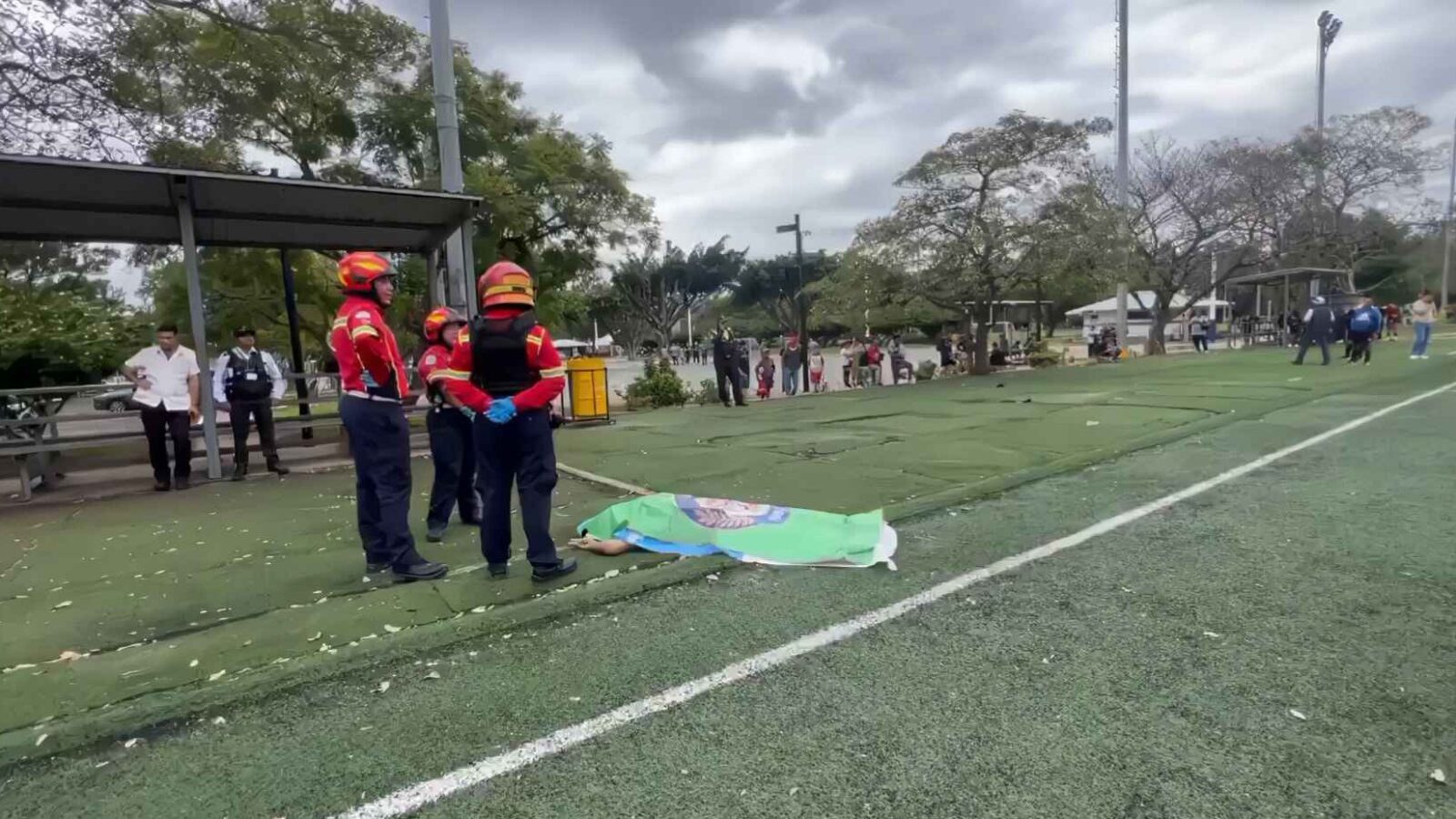 Autoridades de Guatemala investigan el asesinato de Juan Francisco Solórzano Foppa y Gustavo Aguilar, ocurrido este sábado en Campo Marte. Dos hermanos fueron capturados tras el ataque. Foto: Cortesía.