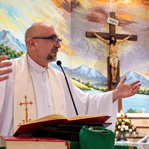el sacerdote Patricio Sánchez Molinari, quien murió tras ser golpeado por una cruz en la iglesia Perpetuo Socorro de Guayaquil, Ecuador. Foto: Ilustración.