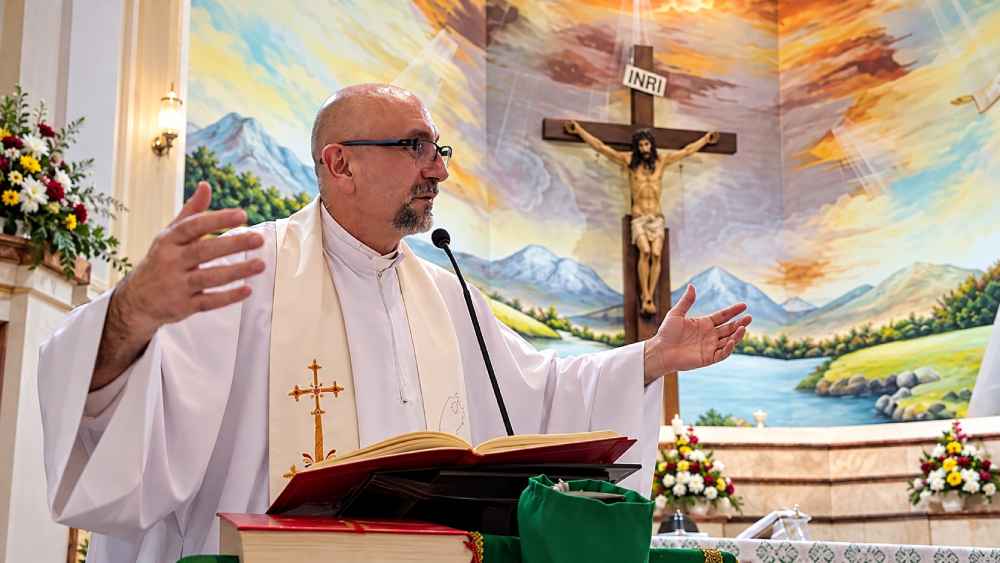 el sacerdote Patricio Sánchez Molinari, quien murió tras ser golpeado por una cruz en la iglesia Perpetuo Socorro de Guayaquil, Ecuador. Foto: Ilustración.