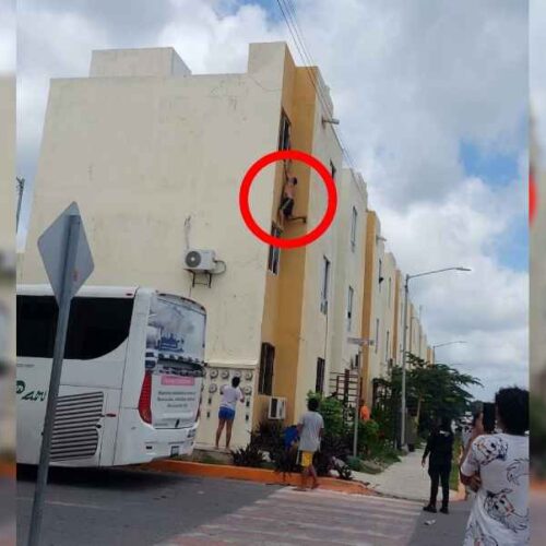 Un hombre semidesnudo quedó aferrado a una ventana antes de caer desde un tercer piso en Cancún, México, según imágenes difundidas del incidente. Cortesía.