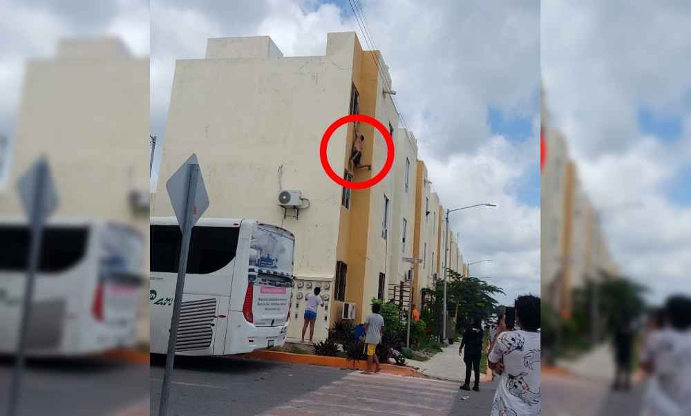 Un hombre semidesnudo quedó aferrado a una ventana antes de caer desde un tercer piso en Cancún, México, según imágenes difundidas del incidente. Cortesía.