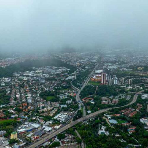 El clima en El Salvador tendrá lluvias y tormentas durante este martes, con ráfagas que podrían alcanzar los 40 km/h o más. Foto: @MedioAmbienteSV.
