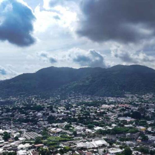 El clima de este martes estará marcado por lluvias durante diferentes momentos del día, con mayor actividad prevista para la tarde y noche. Foto: @MedioAmbienteSV.