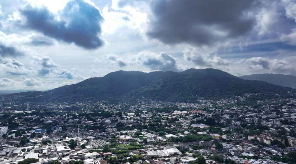 El clima de este martes estará marcado por lluvias durante diferentes momentos del día, con mayor actividad prevista para la tarde y noche. Foto: @MedioAmbienteSV.