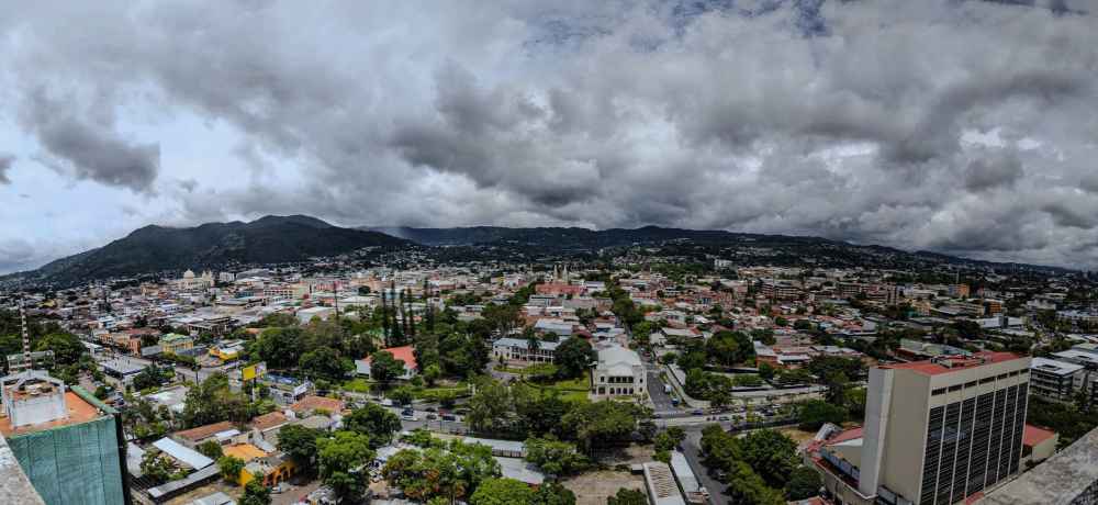 El clima en El Salvador tendrá lluvias localizadas, posibles tormentas y ráfagas de hasta 35 km/h durante este jueves. Foto: @MedioAmbienteSV.