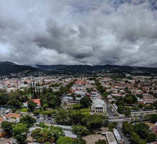 El Clima de este miércoles estará marcado por lluvias que podrían alcanzar sectores del AMSS desde horas cercanas al mediodía. Foto: @MedioAmbienteSV.
