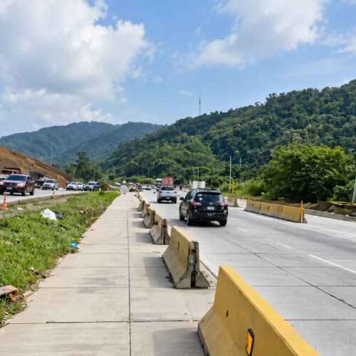 El tráfico de este martes es regulado mediante dispositivos del VMT en distintos corredores de ingreso hacia San Salvador. Foto: VMT.