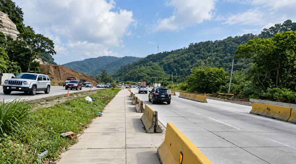El tráfico de este martes es regulado mediante dispositivos del VMT en distintos corredores de ingreso hacia San Salvador. Foto: VMT.