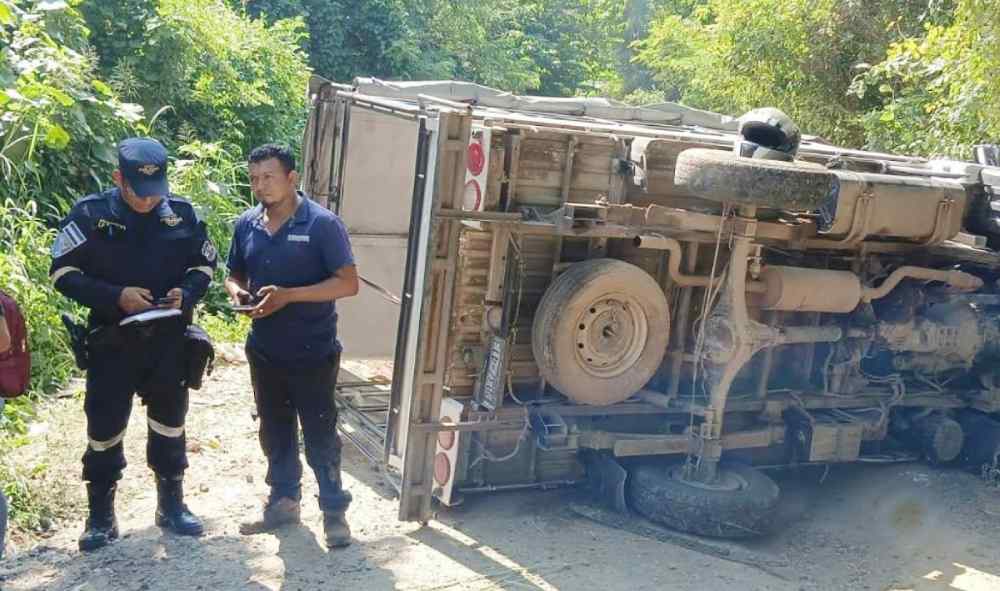 Accidente de camión en Panchimalco deja nueve lesionados, incluidos cuatro estudiantes. Foto: PNC.