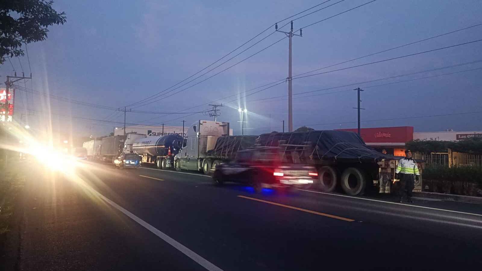 El tráfico de este miércoles es regulado con carriles reversibles y dispositivos del VMT en corredores de alta demanda. Foto: @VMTElSalvador.