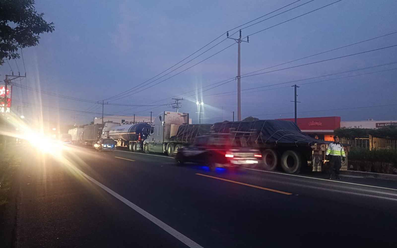 El tráfico de este miércoles es regulado con carriles reversibles y dispositivos del VMT en corredores de alta demanda. Foto: @VMTElSalvador.