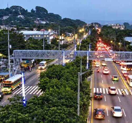 El VMT mantiene dispositivos para ordenar el tráfico durante la hora pico en los principales accesos a San Salvador. Foto: @VMTElSalvador.