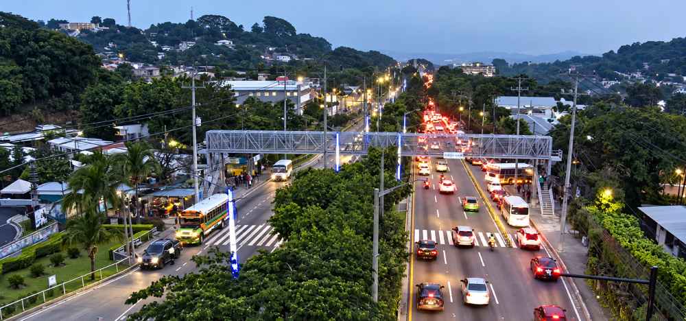 El VMT mantiene dispositivos para ordenar el tráfico durante la hora pico en los principales accesos a San Salvador. Foto: @VMTElSalvador.