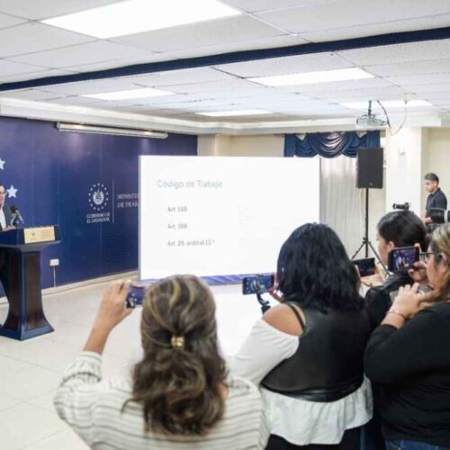 El aguinaldo puede entregarse desde este 1 de octubre hasta el 20 de diciembre, según las reformas aprobadas en El Salvador. Foto: mtps.gob.sv.