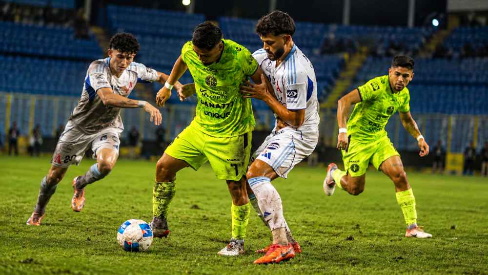 FAS recuperó el liderato del Apertura 2026 tras vencer al Atlético Balboa, mientras Firpo y Metapán siguen entre sus principales perseguidores. Foto: CD FAS - Ilustración.