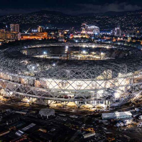 Vista nocturna del nuevo Estadio Nacional de El Salvador, cuya construcción registra un 75 % de avance, según una publicación del presidente Nayib Bukele. Foto: Captura de video / Instagram.