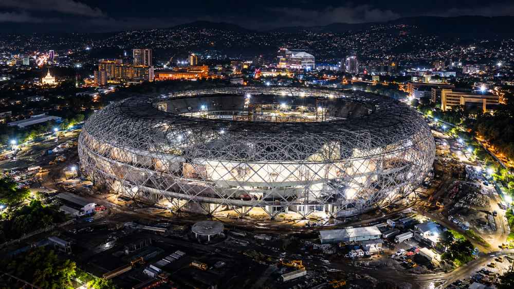 Vista nocturna del nuevo Estadio Nacional de El Salvador, cuya construcción registra un 75 % de avance, según una publicación del presidente Nayib Bukele. Foto: Captura de video / Instagram.