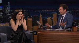 Rosalía contó durante su entrevista con Jimmy Fallon cómo una visita a una iglesia de Nueva York terminó convirtiéndose en una divertida anécdota. Foto: Captura de pantalla.