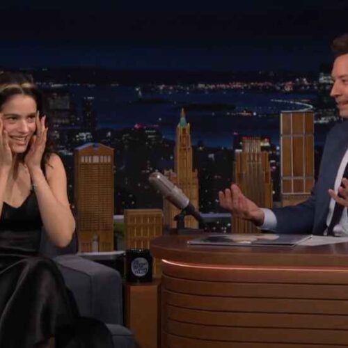 Rosalía contó durante su entrevista con Jimmy Fallon cómo una visita a una iglesia de Nueva York terminó convirtiéndose en una divertida anécdota. Foto: Captura de pantalla.