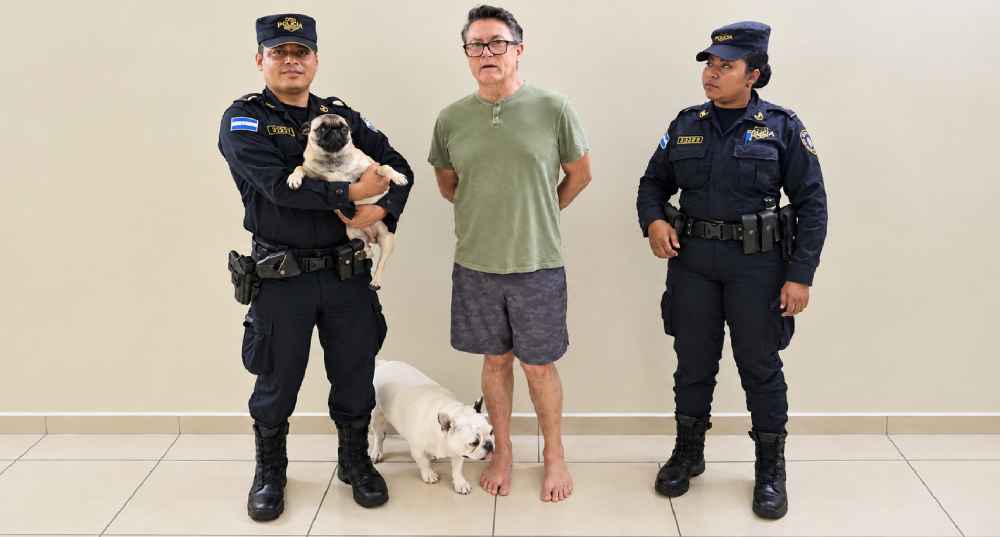 La PNC capturó a un hombre de 64 años señalado de maltrato después de la difusión de un video en el que aparece un perro suspendido desde un balcón. Foto: @PNCSV.