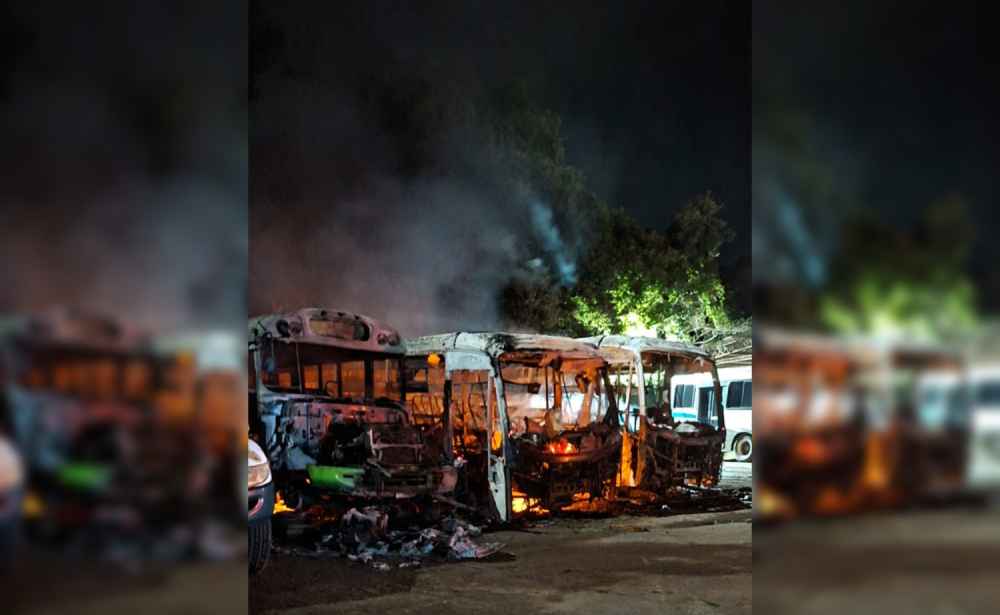 Tres autobuses de la ruta 235 quedaron destruidos tras un incendio registrado durante la madrugada del 22 de octubre en Santa Ana. @BomberosSV.