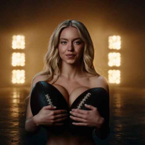 Sydney Sweeney aparece en ropa interior y utiliza balones de fútbol americano para cubrir su cuerpo en su nuevo anuncio para Novig. Foto: Ilustración.