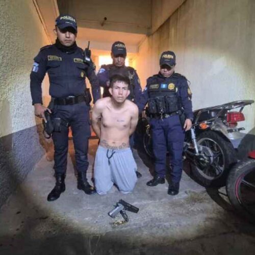 Pandillero salvadoreño señalado como integrante de la MS-13 fue capturado por agentes de la Policía Nacional Civil de Guatemala durante un operativo en la zona 11 de la capital. Foto: PNCdeGuatemala.