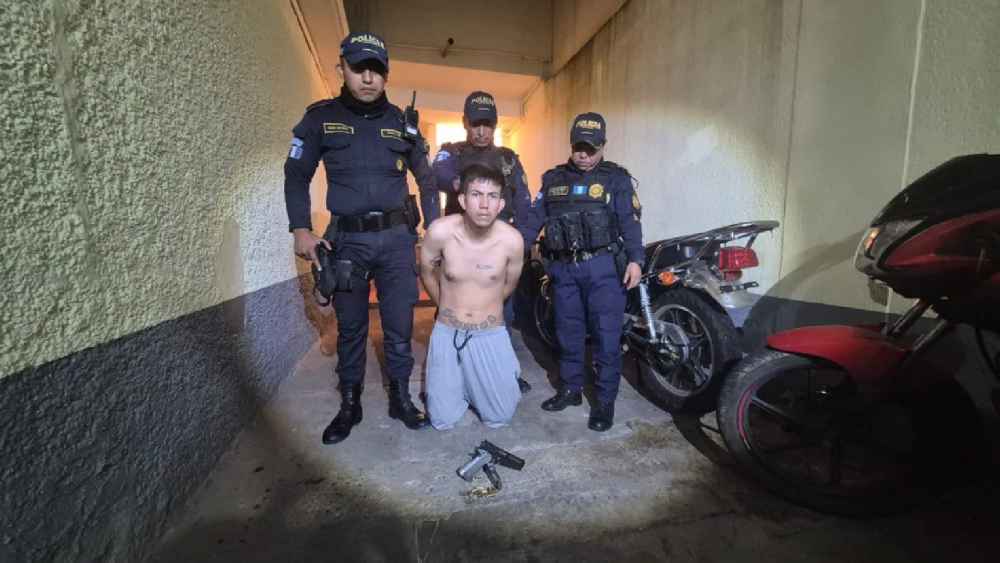 Pandillero salvadoreño señalado como integrante de la MS-13 fue capturado por agentes de la Policía Nacional Civil de Guatemala durante un operativo en la zona 11 de la capital. Foto: PNCdeGuatemala.