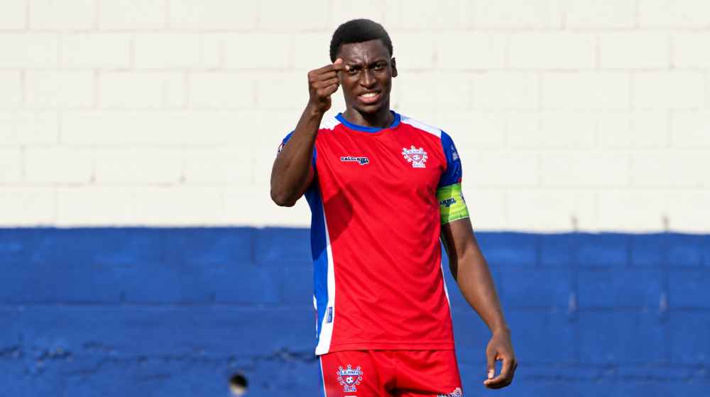 Wilber Arizala, defensor de Firpo, recibió el respaldo para obtener la nacionalidad salvadoreña y aspira a jugar con la Selecta. Foto: CDLAFirpo.