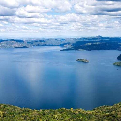 Imagen de referencia del lago de Ilopango. Los dos primeros movimientos sísmicos del lunes 12 de octubre tuvieron su epicentro en esta zona, según el MARN. Foto: ESATravelSV.