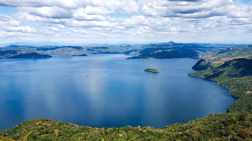 Imagen de referencia del lago de Ilopango. Los dos primeros movimientos sísmicos del lunes 12 de octubre tuvieron su epicentro en esta zona, según el MARN. Foto: ESATravelSV.