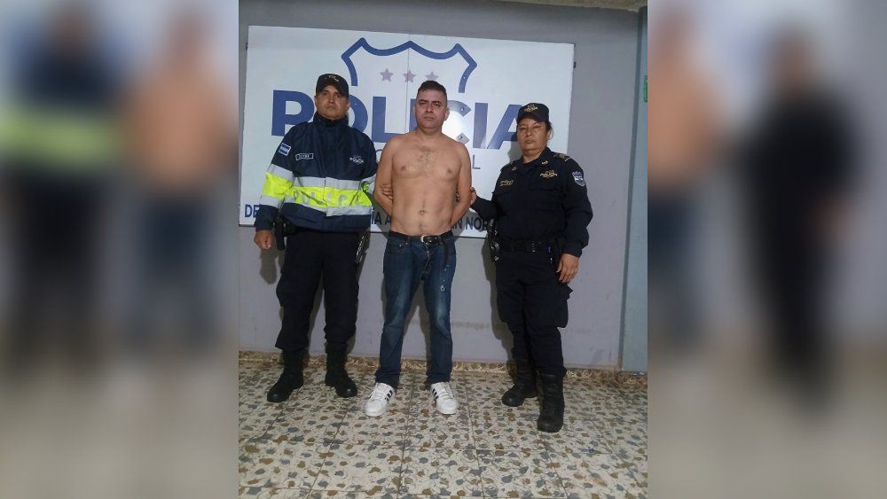 La PNC informó sobre la detención de Candelario Arana Rivas después de un accidente en Atiquizaya. Fotografía atribuida a la Policía Nacional Civil. Foto: @PNCSV.