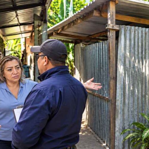 Personal de la Alcaldía de San Salvador Este intervino por una champa vinculada a Yanira Berríos, construida en una zona verde de Soyapango. Foto: Ilustración.