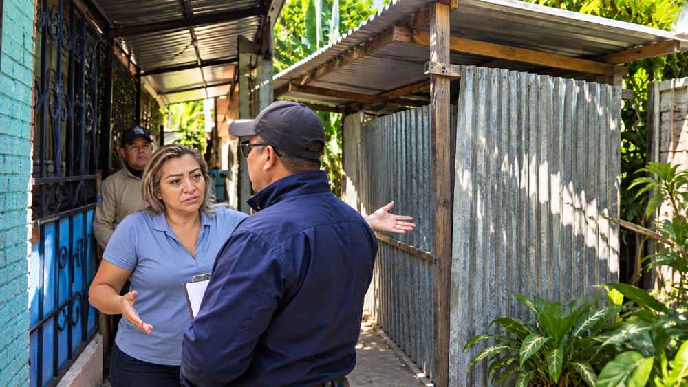 Personal de la Alcaldía de San Salvador Este intervino por una champa vinculada a Yanira Berríos, construida en una zona verde de Soyapango. Foto: Ilustración.