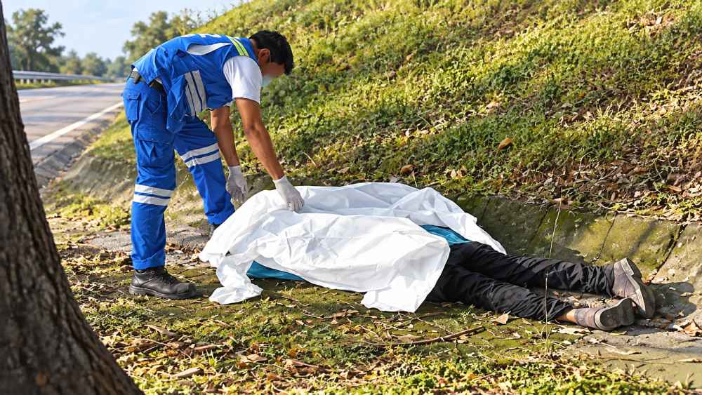 Personal de emergencias acudió al lugar donde fue encontrado un hombre sin vida en la autopista a Comalapa, frente a CAISA. Imagen: Ilustración - captura de pantalla.