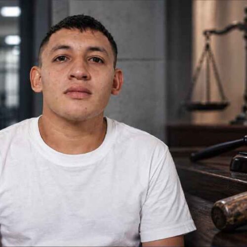 José Francisco M. G., de 23 años, enfrentará juicio por homicidio agravado tras una agresión con bate en Santa Ana. Su responsabilidad penal aún no ha sido determinada. Foto: Captura de pantalla - Ilustración.