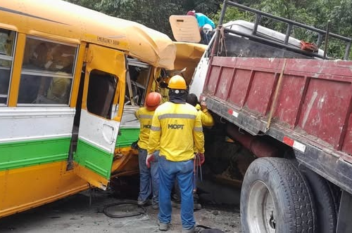 Conductores que viajan hacia occidente deben utilizar rutas alternas mientras permanece cerrado el tramo de Los Chorros. Foto: Comandos De Salvamento.